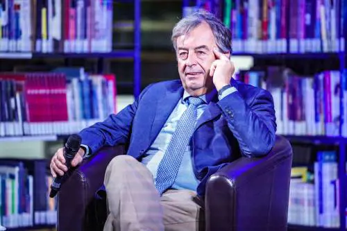 "Cartellino rosso...". La Lega chiede lo stop in Rai per Burioni, il Codacons la radiazione