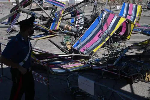 Giostra crolla sulle persone, tra i feriti anche una bimba