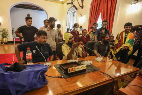 Tuffi in piscina, selfie e violenza: le diapositive dell'assalto in Sri Lanka