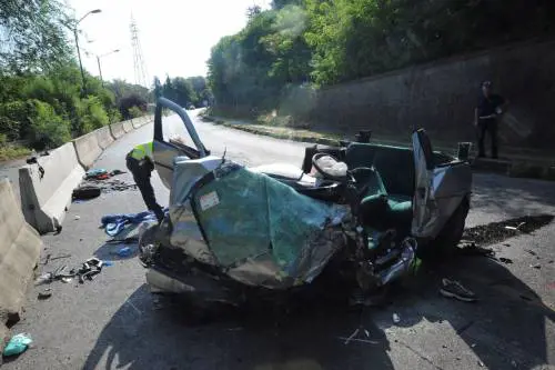Incidente tra auto e bus: due giovanissimi morti e due feriti gravi 