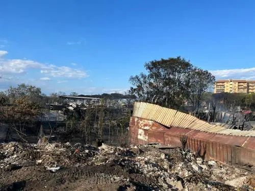"Azione legale per milioni di euro". Ira di cittadini e autodemolitori dopo il rogo
