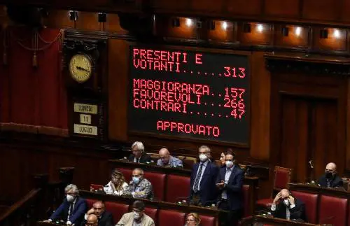 Strappo dei 5 Stelle: non votano in Aula il decreto Aiuti. Sarà rebus in Senato. E Draghi sale al Colle