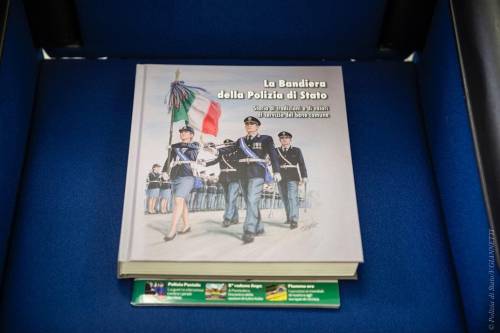 Un libro sulla bandiera per i 170 anni della Polizia