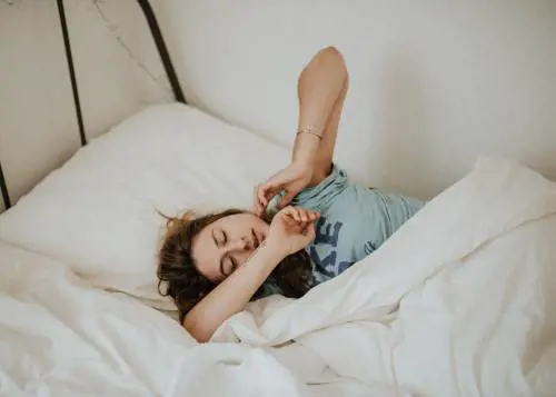 Sonno e alimentazione. Perché dormire poco fa venire fame?