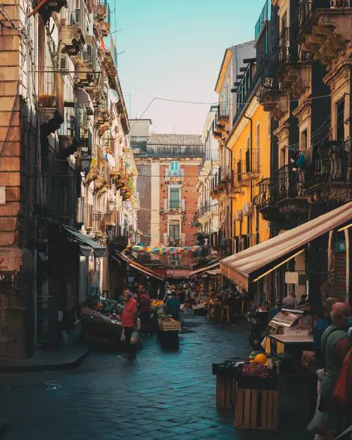 Arancini, panelle e interiora: le meraviglie dello street food in Sicilia