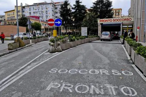 Pugnalata al volto a 12 anni dall’ex fidanzato: "Voleva ucciderla"