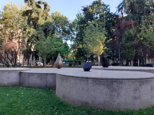 Il Giardino Zen dedicato a Teresa Pomodoro: una sosta a Piola, tra ciliegi e sculture 