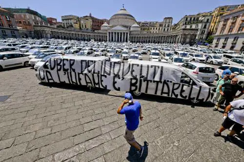 Lo scandalo Uber e la protesta dei tassisti: auto bianche ferme, disagi e tensione nelle città