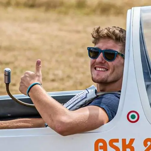 "Babbo, è tutto a posto". Poi il campione si schianta con l'aliante
