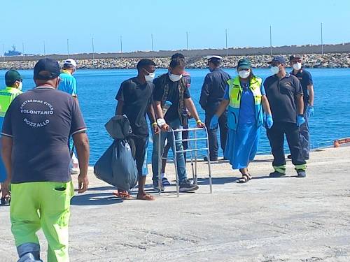 Nove sbarchi in un giorno: Lampedusa sotto assedio