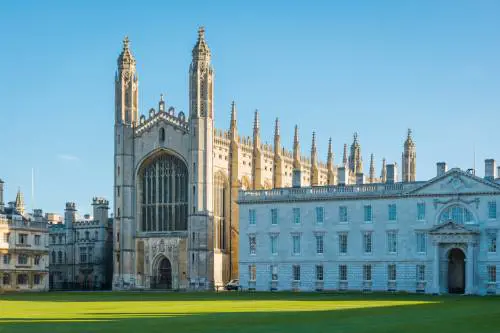 "Utilizzata dai suprematisti bianchi". Follia Cambridge: addio alla parola "anglosassone"
