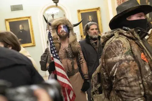 Scarcerato lo "Sciamano di QAnon": ecco la decisione dei giudici Usa