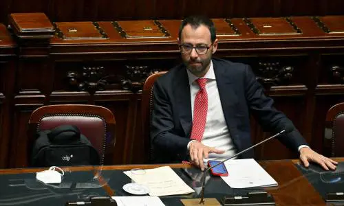 Le chat di fuoco, i veleni e le accuse: ira M5s contro Patuanelli 