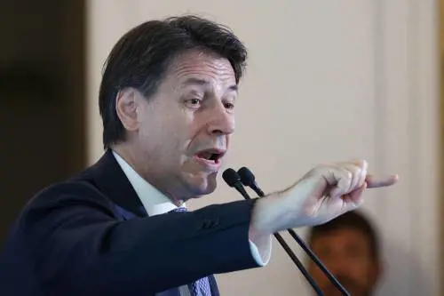 "Se lo specchio non può sputarvi...": nel M5s volano stracci