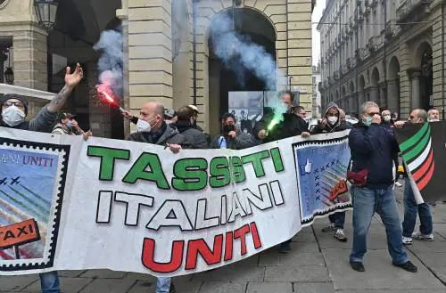 Taxi, ordigni sui negoziati. E il dibattito in aula slitta