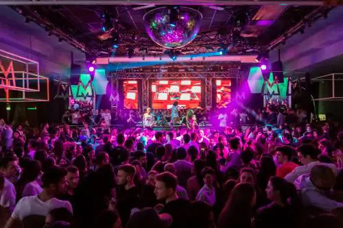 Respinti dalla discoteca investono i buttafuori: la follia di due fratelli a Roma