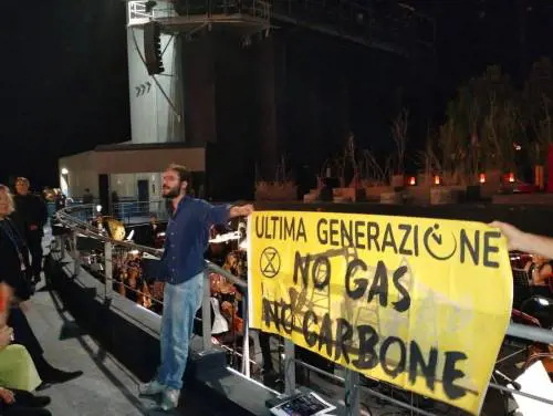 Ambientalismo esasperato: attivisti "no gas" si incatenano
