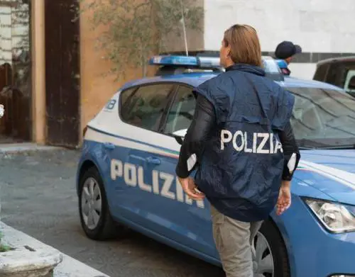 Una volante della polizia a Firenze (foto repertorio)