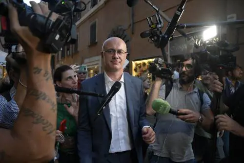 "È scappato...". Bufera sul ministro D'Incà. E la Casellati lo bacchetta