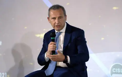 L'allarme delle imprese: servono infrastrutture. E sulle navi mancano 4mila camerieri e tecnici