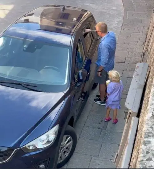 Il gesto di Raikkonen che intenerisce: disseta un cane lasciato in auto