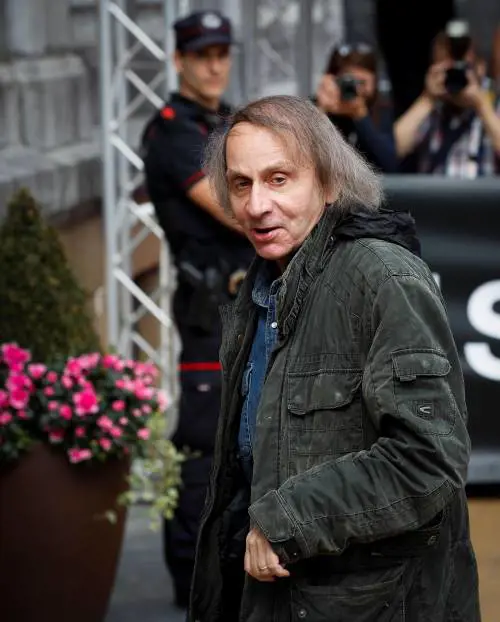 Houellebecq, ritirata la denuncia per islamofobia: ma ora Le Pen lo scarica