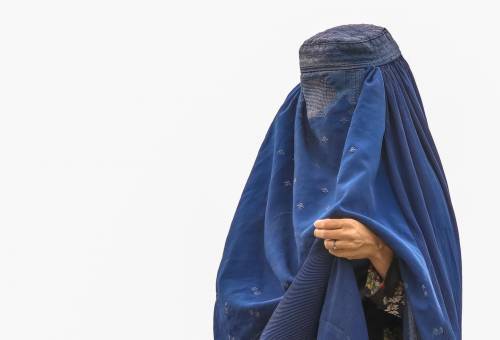 Una donna indossa il burqa (foto di repertorio)