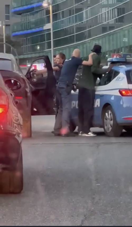 Pistola spianata e perquisizione per strada: la star del Milan fermata in pieno centro dalla polizia 