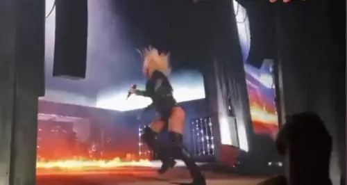 Fuoco e giochi di luce: il ritorno spettacolare di Lady Gaga sul palco. Ma è polemica