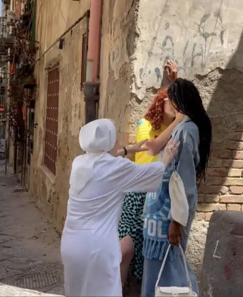 "Che fate? È il diavolo...". Suora irrompe sul set e divide un bacio gay