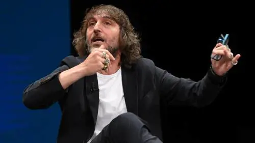 “Caro amico, col ca..o”. Cruciani a valanga contro l'ultima di Soumahoro