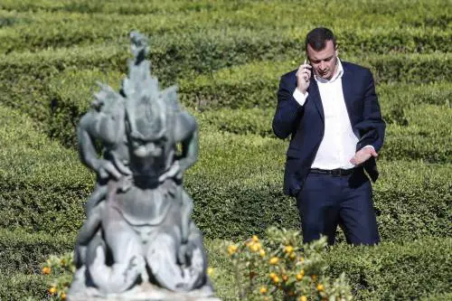 "Non è più richiesta la sua prestazione". Casalino silurato con una mail