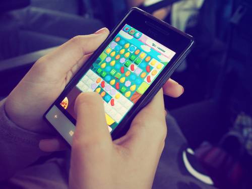 "Troppo" smartphone può influire sulla pubertà. Cosa dice lo studio