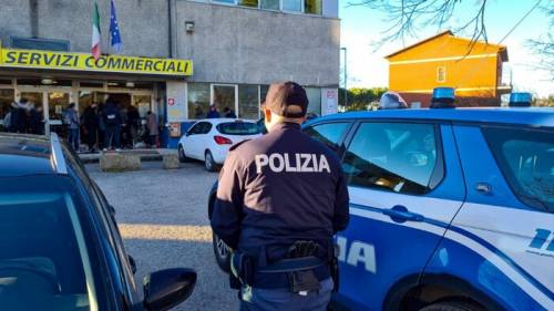 Una volante della polizia a Perugia (foto di repertorio)
