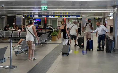 Lasciano auto in aeroporto e vanno in vacanza, al ritorno trovano la multa