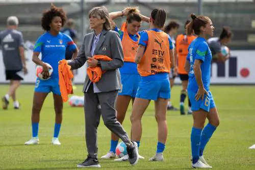 L'azzurro tenebra delle donne nel pallone