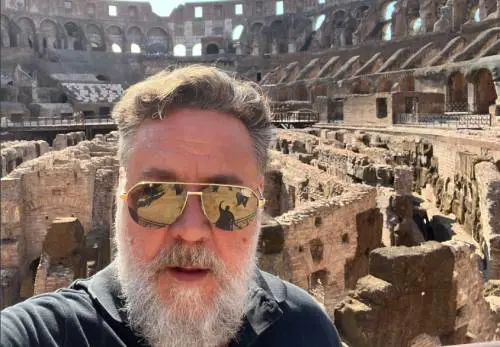 "Non è permesso...". E la foto di Russell Crowe fa infuriare il web