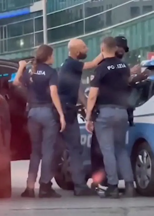 Parla il calciatore perquisito: "In pericolo, vi dico cosa è successo"