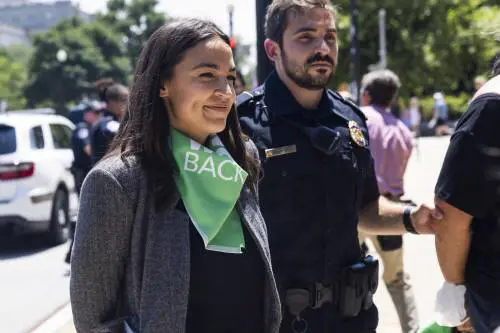 Ocasio-Cortez alla guerra delle creme solari. E la sinistra Usa si scotta