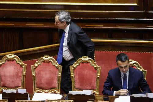 Una folle giornata di accuse incrociate. E la fiducia passa senza l'appoggio di Fi, Lega e M5s