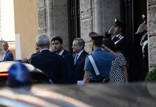 Fiducia al Senato con soli 95 sì. Ma Draghi non sale stasera al Colle. Domani alle 9 alla Camera