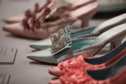 Le scarpe di "Sex and the city" sbarcano in Cina. Manolo Blahnik vince la causa (dopo 22 anni)