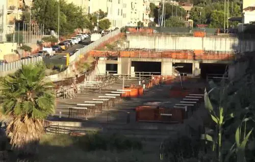 Mercati abbandonati, cantieri infiniti, gru fatiscenti: ecco la Roma di Gualtieri