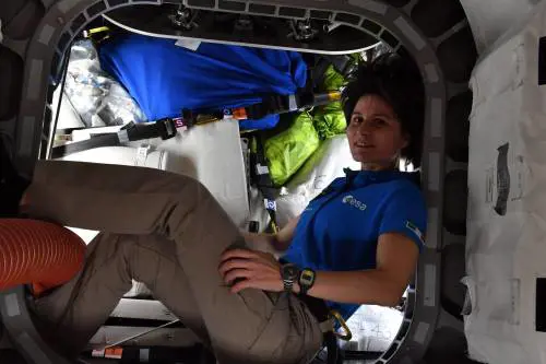 Il saluto di AstroSamantha. Pronta a cadere sulla Terra