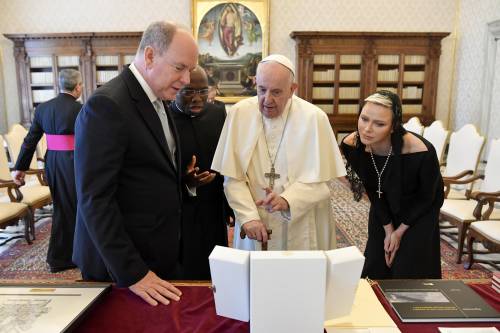 Charlene in Vaticano rinuncia al privilegio del bianco: ecco perché