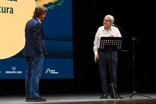 "L'errore di Draghi è...". Sgarbi senza freni: l'attacco a Speranza