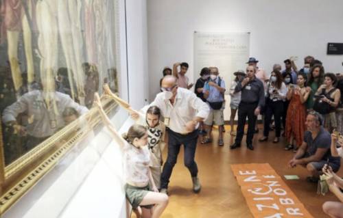 Blitz degli ambientalisti agli Uffizi: attivisti si incollano alla Primavera del Botticelli