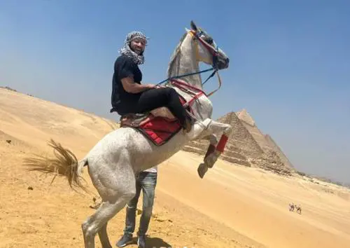 "Foto inutile...". Lo scatto a cavallo di John Legend fa infuriare la Lucarelli