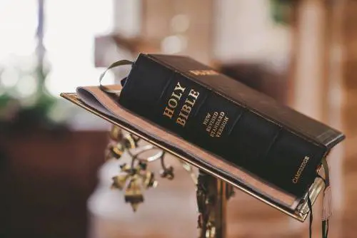 "Volgare e violenta". Follia negli Usa: bandita la Bibbia dalle scuole