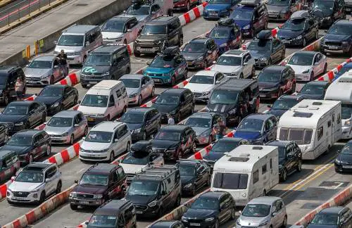Le code interminabili a Dover. Scambio di accuse Londra-Parigi